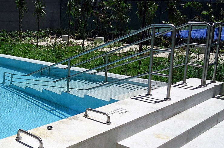 Segurança e acessibilidade na piscina