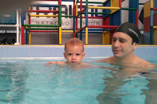 Arquivo Pessoal/Divulgação. O bebê Gael com o pai, Breno, na aula de natação para bebês.